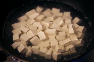 豆腐切块，沸水锅中撒上少许盐，放上豆腐块过焯，捞出放进冷水中浸泡