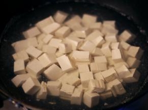 豆腐切块，沸水锅中撒上少许盐，放上豆腐块过焯，捞出放进冷水中浸泡