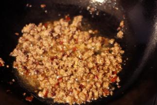 锅中热油，放上肉沫炒熟，豆瓣酱、花椒、辣椒粉和胡椒粉小火炒香，加水煮开