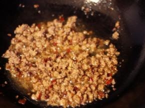 锅中热油，放上肉沫炒熟，豆瓣酱、花椒、辣椒粉和胡椒粉小火炒香，加水煮开
