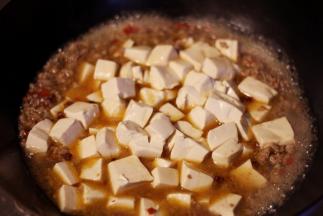 把之前焯好的豆腐放入锅中，煮3分钟左右，加盐、白糖调味，用水淀粉勾芡