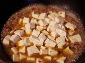 把之前焯好的豆腐放入锅中，煮3分钟左右，加盐、白糖调味，用水淀粉勾芡