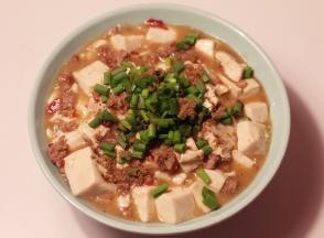 盛出装盘，撒上葱花和花椒粉