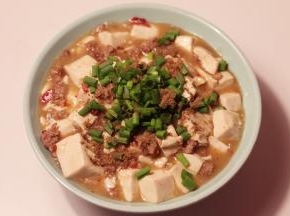 盛出装盘，撒上葱花和花椒粉