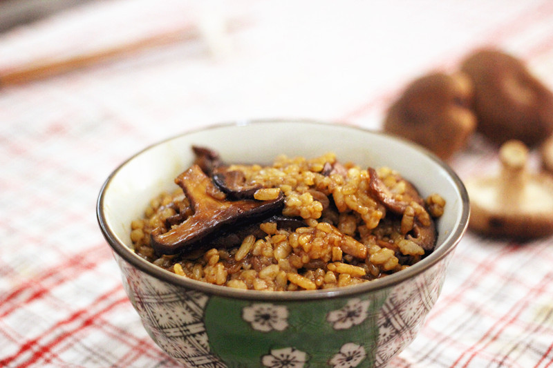 这碗简单质朴的香菇油饭，香的让人口水直流