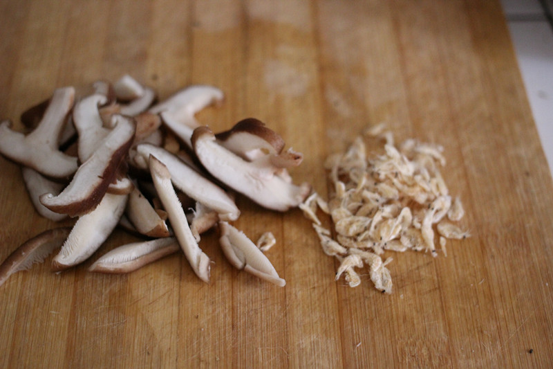 这碗简单质朴的香菇油饭，香的让人口水直流