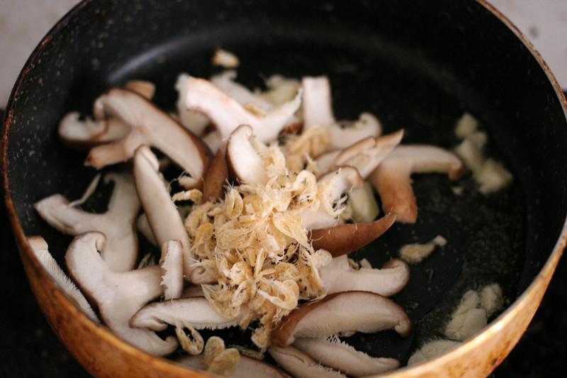 这碗简单质朴的香菇油饭，香的让人口水直流