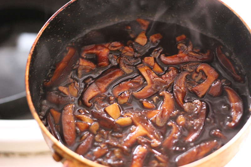 这碗简单质朴的香菇油饭，香的让人口水直流