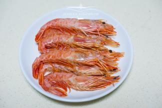 阿根廷急冻红虾解冻，洗净，去须
