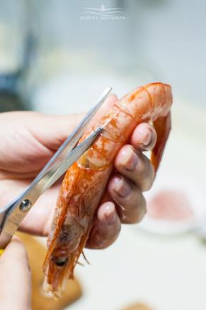 特地借媳妇玉手演示下大虾开背
