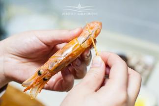 用牙签将虾线挑出，清理干净
