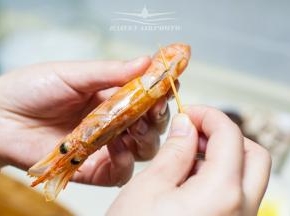 用牙签将虾线挑出，清理干净
