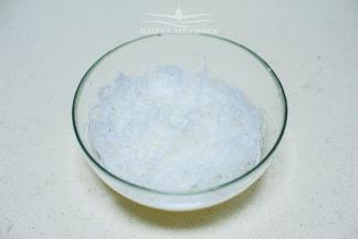 绿豆粉丝用温水泡软后捞出备用

