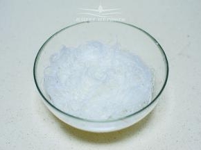 绿豆粉丝用温水泡软后捞出备用

