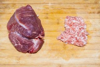 家里没有肉馅，只有这块肉了，于是我就切下了仅有的肥瘦相间的一块，纯手工现剁成了馅（可直接购买现成的肉馅)
