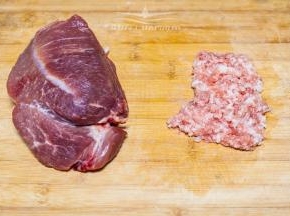 家里没有肉馅，只有这块肉了，于是我就切下了仅有的肥瘦相间的一块，纯手工现剁成了馅（可直接购买现成的肉馅)
