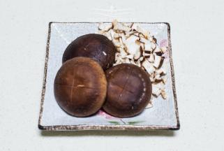 香菇4只，3只去把在盖上开十字花刀（主要为摆盘效果），剩下1只及余料一块切丁待用
