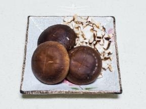 香菇4只，3只去把在盖上开十字花刀（主要为摆盘效果），剩下1只及余料一块切丁待用
