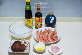 备料完成，来来来，大家一块来张集体照....为保持红虾的鲜，尽量少用调料。姜丝少许去腥，耗油少许提鲜，生抽适量提味，再来些花雕增香
