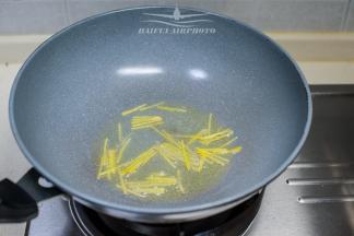 开火，待锅热后，放入适量油，下姜丝煸香
