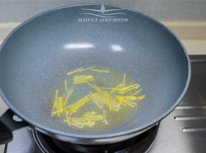 开火，待锅热后，放入适量油，下姜丝煸香
