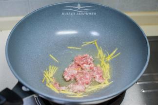 放入肉馅翻炒至略微变色
