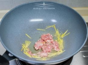 放入肉馅翻炒至略微变色
