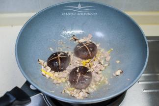 倒入香菇继续煸炒到菇盖开口
