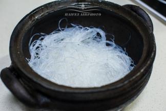 将泡好的粉丝均匀垫于黑砂锅底部，这锅可是俺故乡雅安的特产之一地道的荥经黑砂锅，老妈专门从家里带过来的
