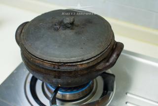 盖上盖，上炉开火，中大火8分钟.....待汤汁收干入粉丝为佳。
别看这黑砂锅黑乎乎的其貌不扬，但据说抗腐蚀、耐酸碱，不起化学反应，烹制美食起来无论煨、炖、煮、烧均可，故乡著名的“砂锅雅鱼