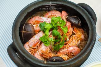 开盖，露出庐山正面目
虾肉嫩滑鲜甜适正好，充分的吸收的汤汁的粉丝软硬适中，口感味道都很正点。