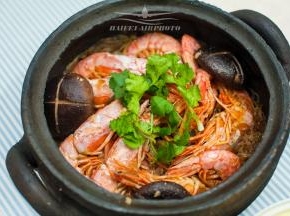 开盖，露出庐山正面目
虾肉嫩滑鲜甜适正好，充分的吸收的汤汁的粉丝软硬适中，口感味道都很正点。