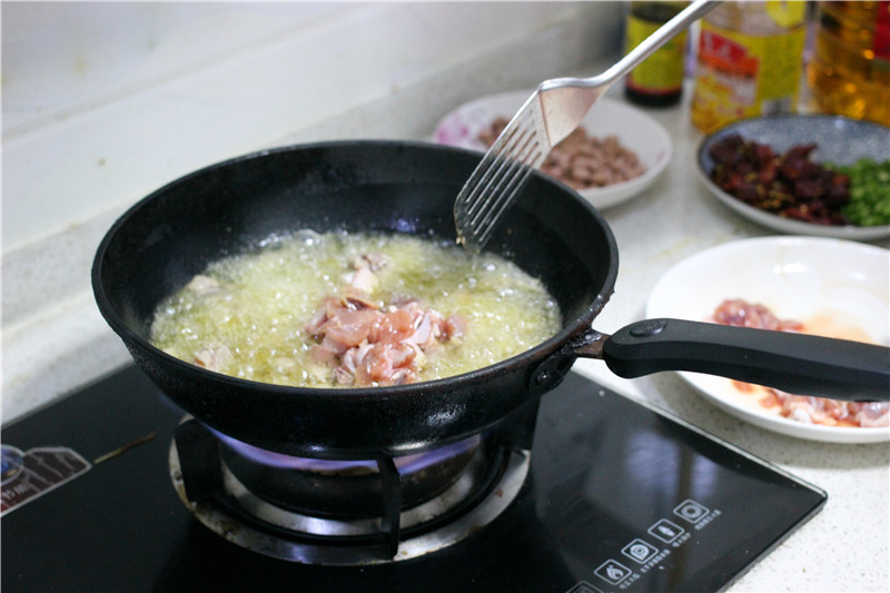 只有自己做的辣子鸡才不用在辣子里找鸡肉！