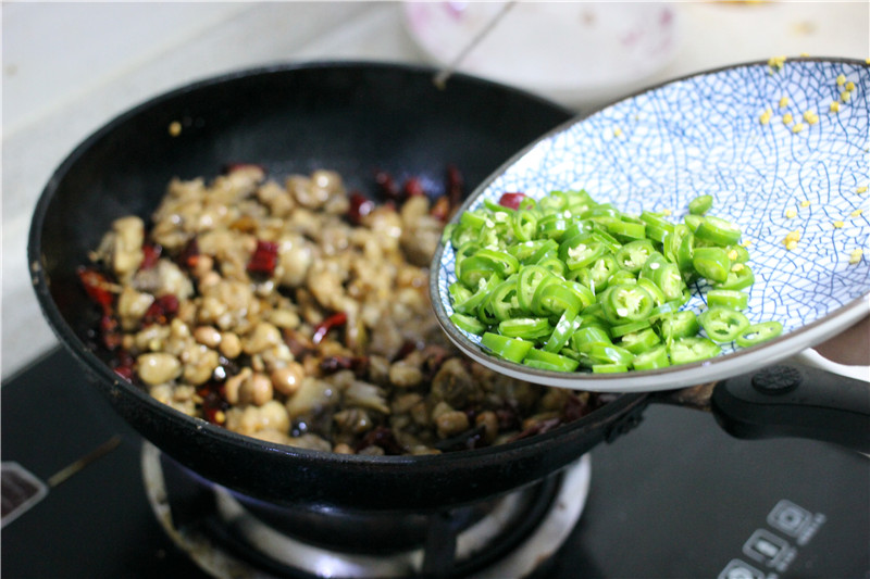 只有自己做的辣子鸡才不用在辣子里找鸡肉！
