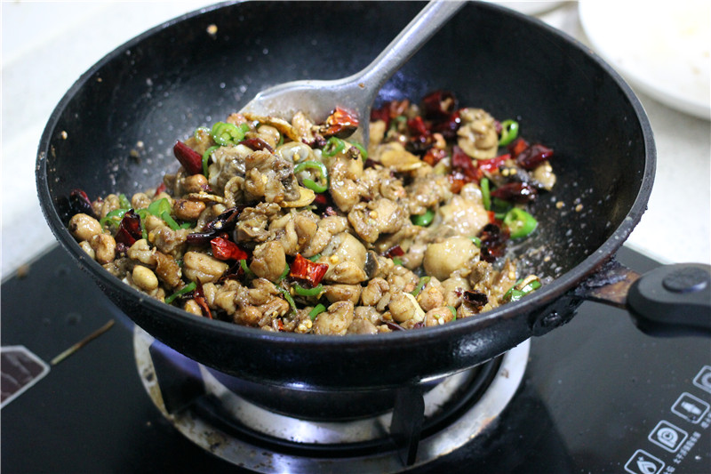 只有自己做的辣子鸡才不用在辣子里找鸡肉！