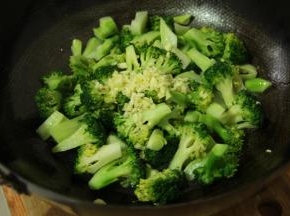 炒锅加热后倒入食用油，置入焯水后的西兰花，依次加盐，味精翻炒至入味后加入蒜泥