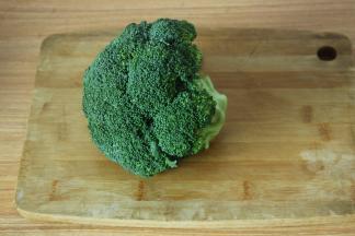 西兰花洗净后去除根部