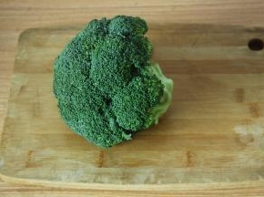 西兰花洗净后去除根部