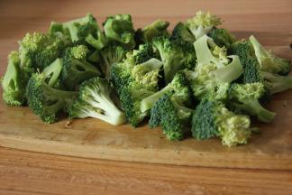 将西兰花切成小块