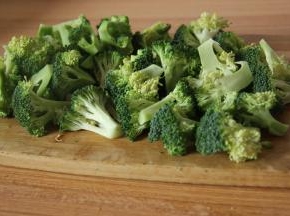 将西兰花切成小块