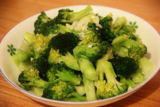 淋上少许食用油提色后出锅装盘