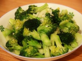 淋上少许食用油提色后出锅装盘