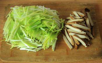 把香干改刀，蒜黄切断备用