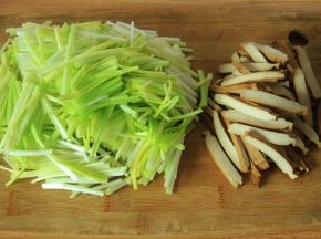 把香干改刀，蒜黄切断备用