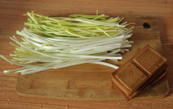 将蒜黄和香干洗净