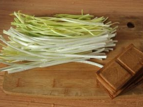 将蒜黄和香干洗净