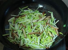 炒至香干微黄后加入切好的蒜黄，依次加盐，鸡精，生抽调味