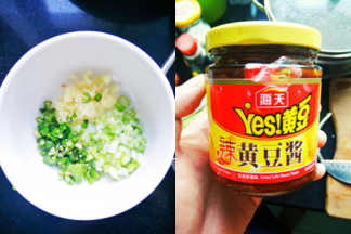 青椒，红椒，洋葱切小丁和爆好锅的蒜放入一个碗里，放盐，生抽，耗油，黄豆酱，玉米
油混合均匀，味道可以抿一下筷子感觉一下咸淡。
