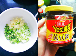 青椒，红椒，洋葱切小丁和爆好锅的蒜放入一个碗里，放盐，生抽，耗油，黄豆酱，玉米
油混合均匀，味道可以抿一下筷子感觉一下咸淡。
