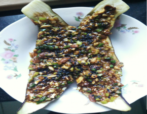 在上酱料之前先将茄子蒸十分钟，这样好入味，之后把调好的酱料均匀铺在茄子上。